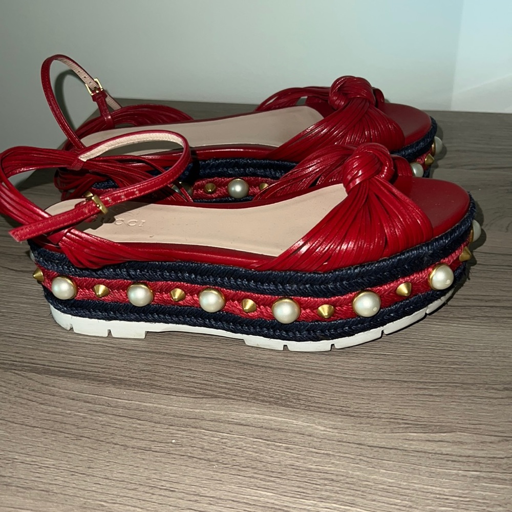 Original Gucci Sandals with stunning pearl details
